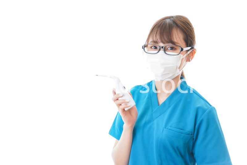 体温測定をする若い看護師