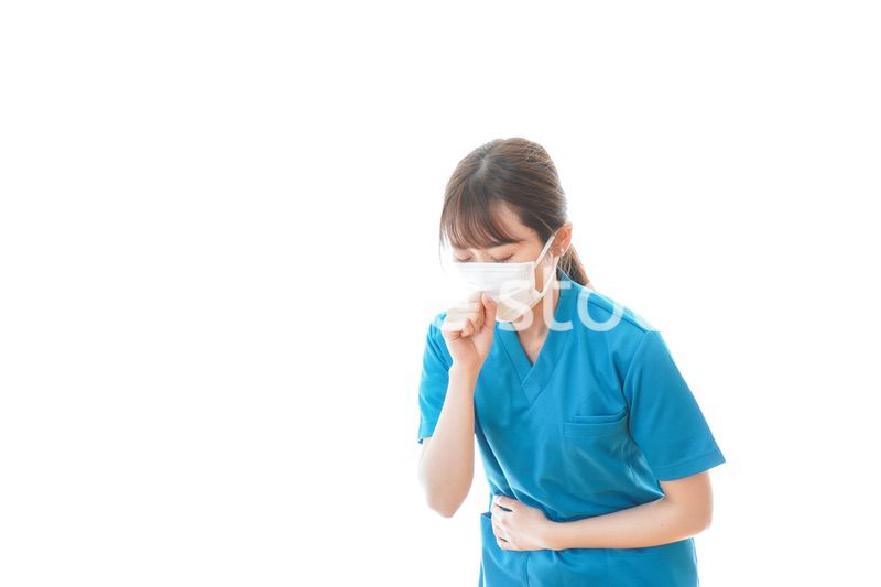 感染症にかかり体調不良に苦しむ医療従事者