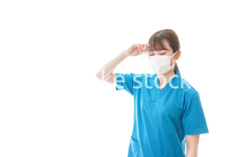 感染症にかかり体調不良に苦しむ医療従事者