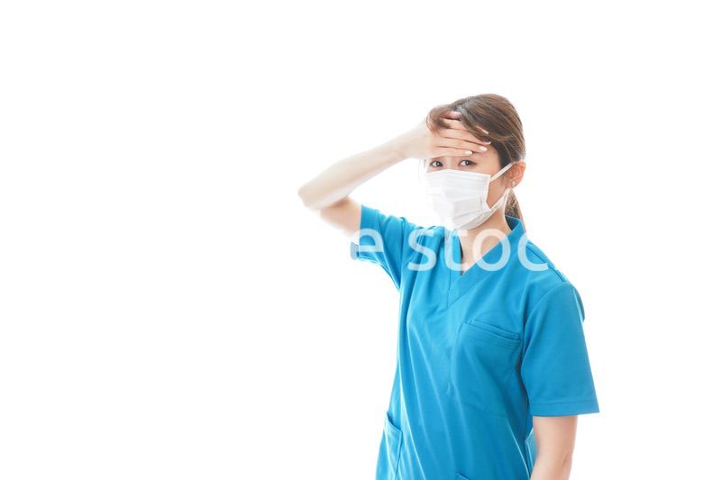 感染症にかかり体調不良に苦しむ医療従事者