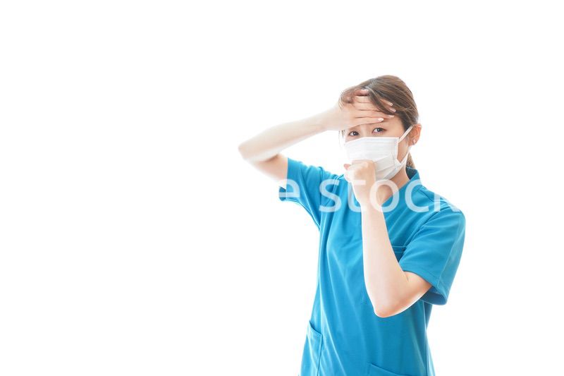 感染症にかかり体調不良に苦しむ医療従事者