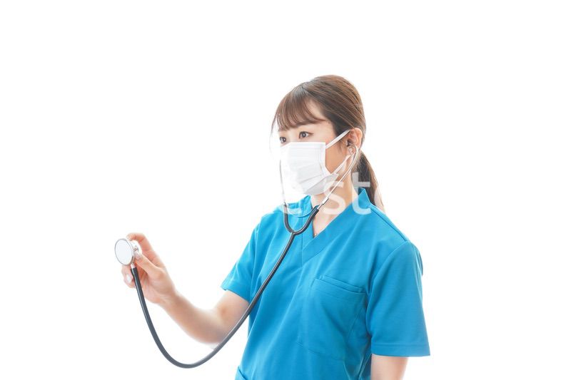 マスクを装着して診療をする医師