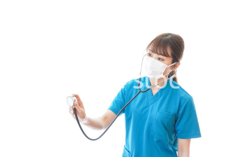 マスクを装着して診療をする医師