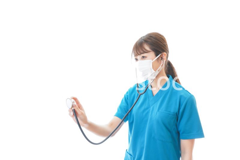 マスクを装着して診療をする医師