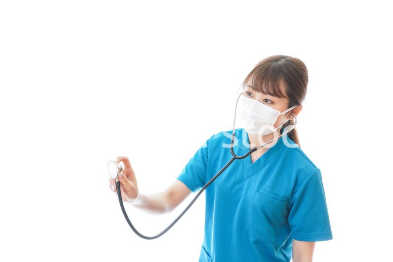 マスクを装着して診療をする医師