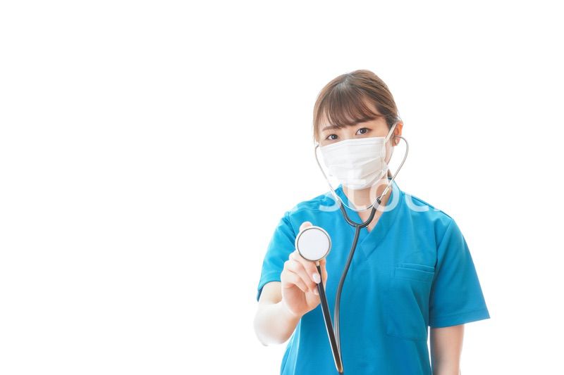 マスクを装着して診療をする医師