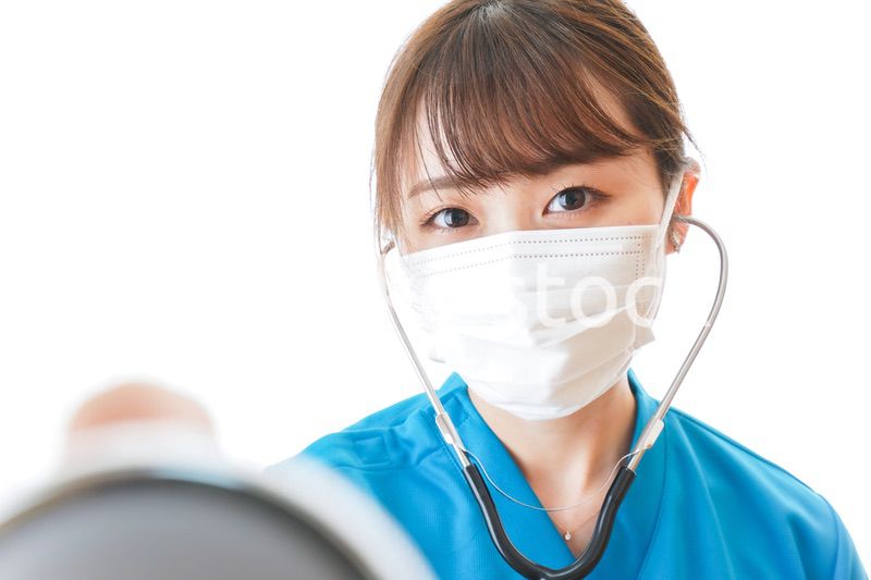 マスクを装着して診療をする医師