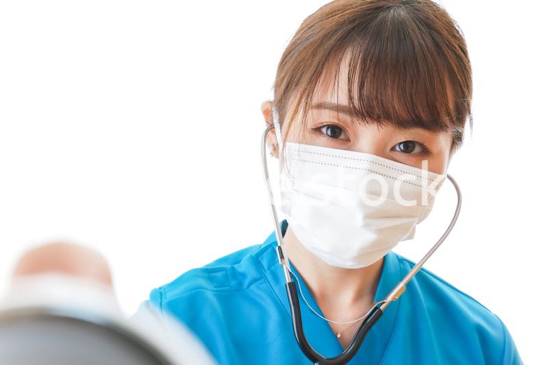 マスクを装着して診療をする医師