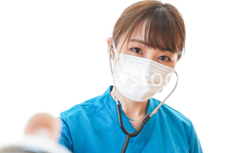 マスクを装着して診療をする医師