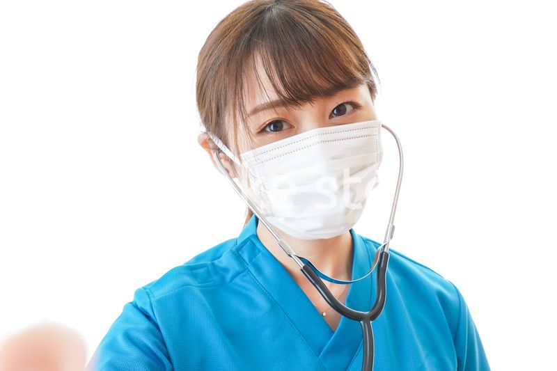 マスクを装着して診療をする医師