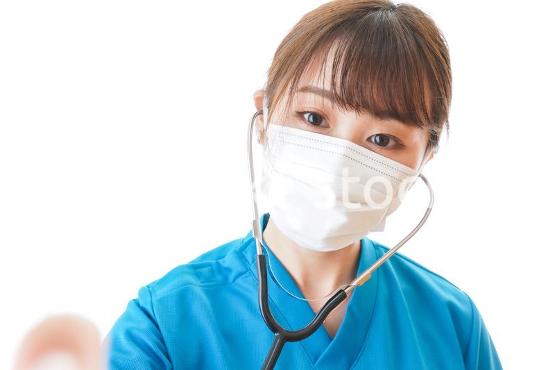 マスクを装着して診療をする医師