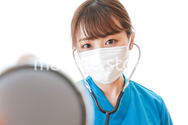 マスクを装着して診療をする医師