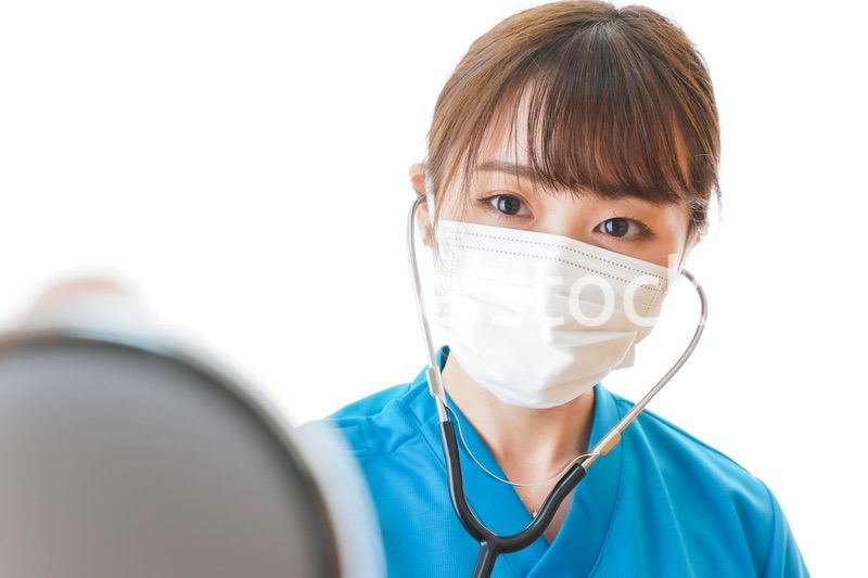 マスクを装着して診療をする医師