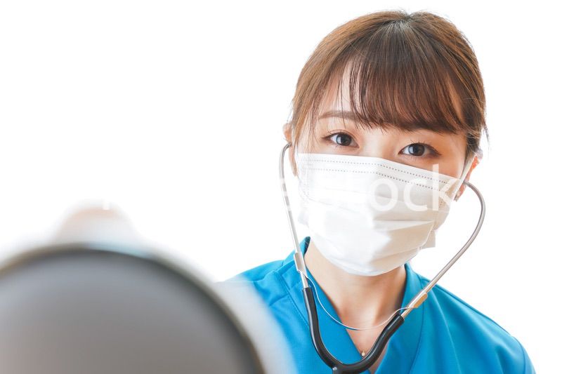 マスクを装着して診療をする医師