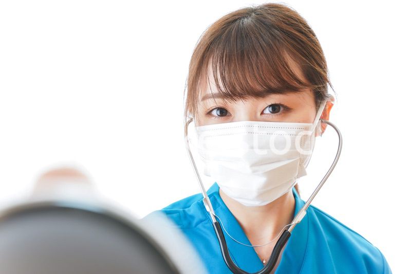 マスクを装着して診療をする医師