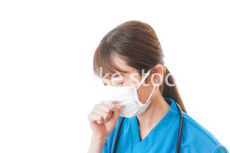 感染症にかかり体調不良に苦しむ医療従事者