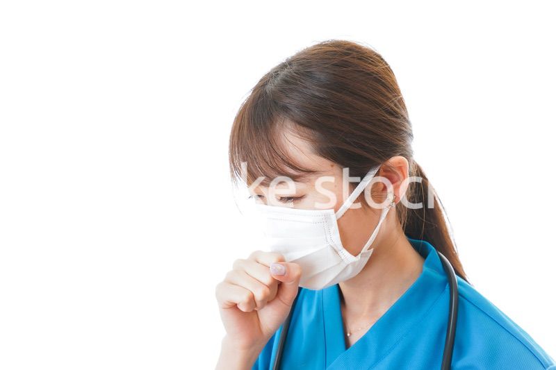 感染症にかかり体調不良に苦しむ医療従事者