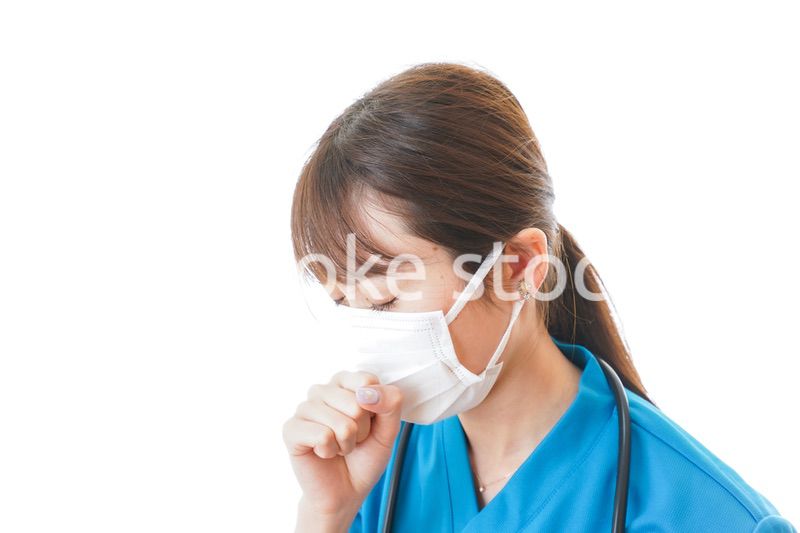 感染症にかかり体調不良に苦しむ医療従事者