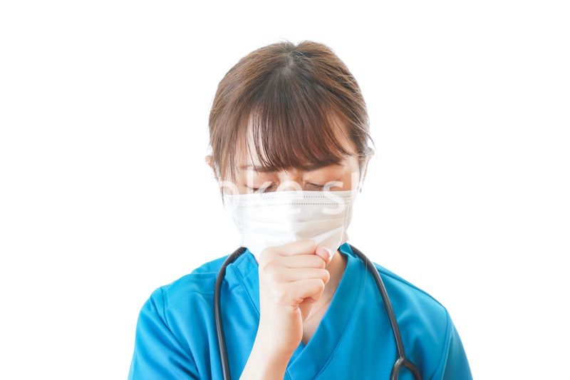 感染症にかかり体調不良に苦しむ医療従事者