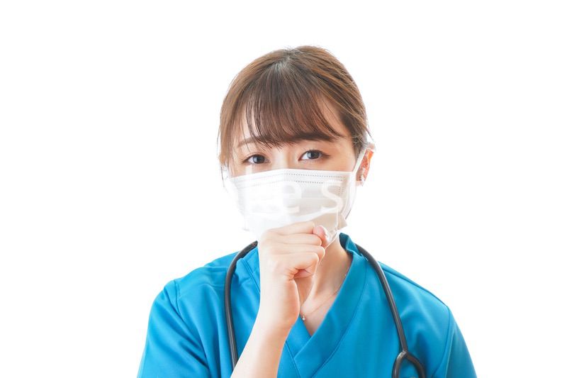 感染症にかかり体調不良に苦しむ医療従事者