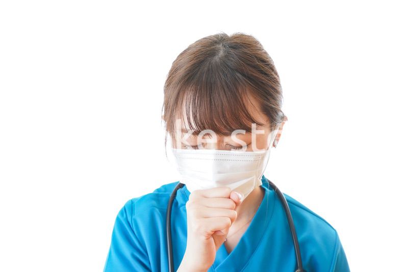 感染症にかかり体調不良に苦しむ医療従事者