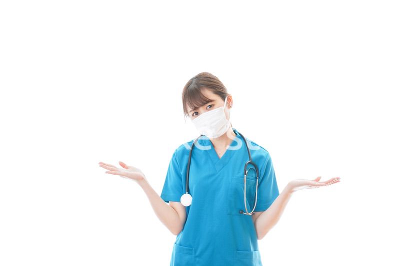 マスクを装着して悩む医師