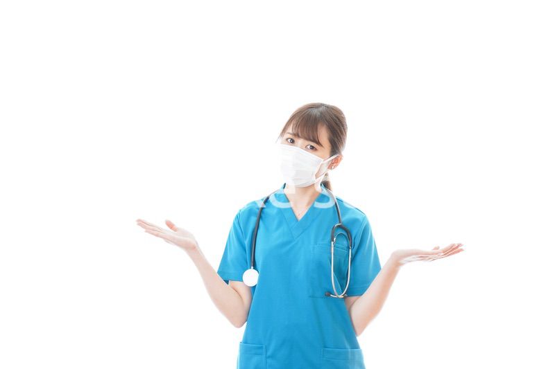 マスクを装着して悩む医師