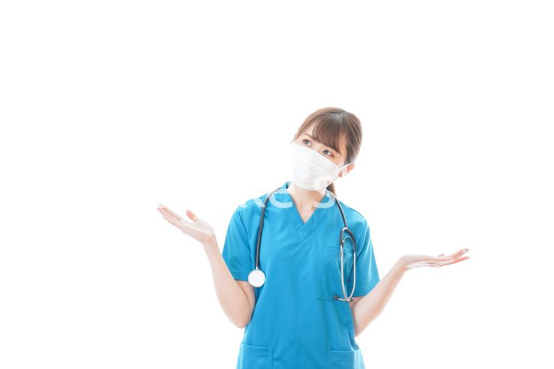 マスクを装着して悩む医師