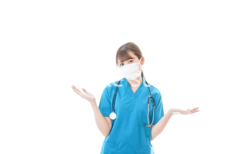 マスクを装着して悩む医師