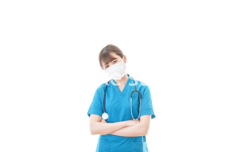 マスクを装着して悩む医師