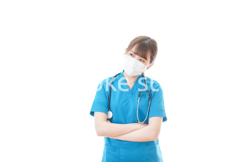 マスクを装着して悩む医師
