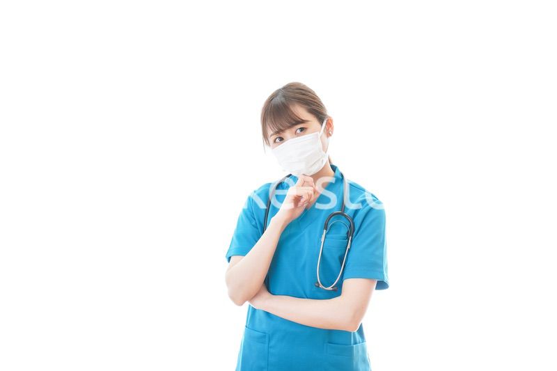 マスクを装着して悩む医師