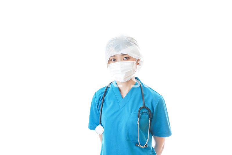 消毒作業を行う医療従事者