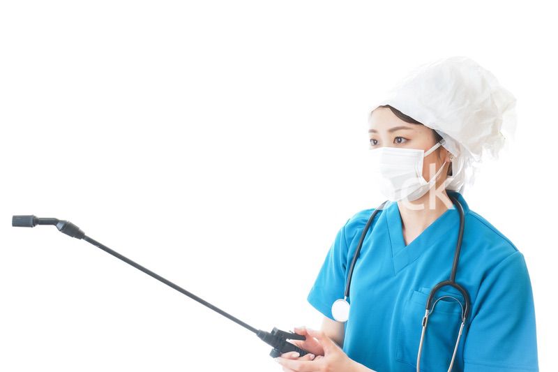 消毒作業を行う医療従事者