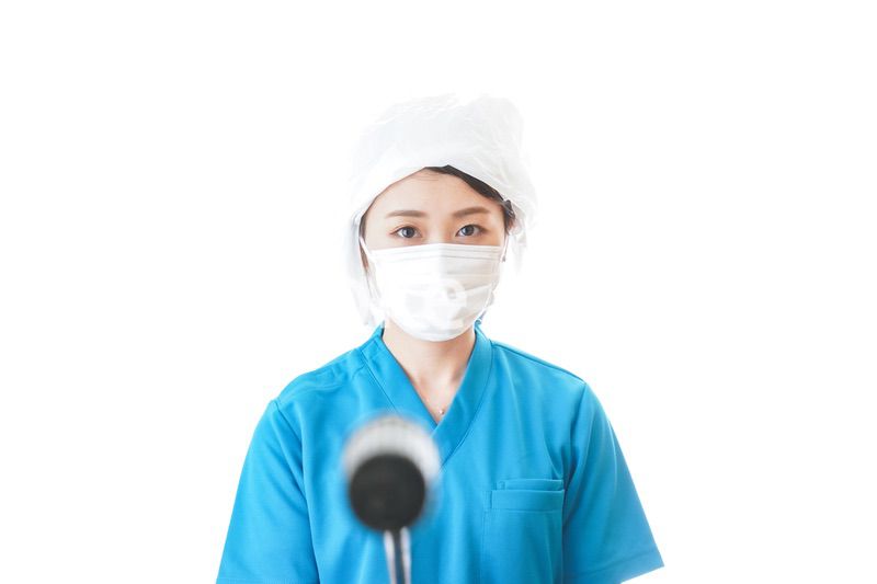 消毒作業を行う医療従事者