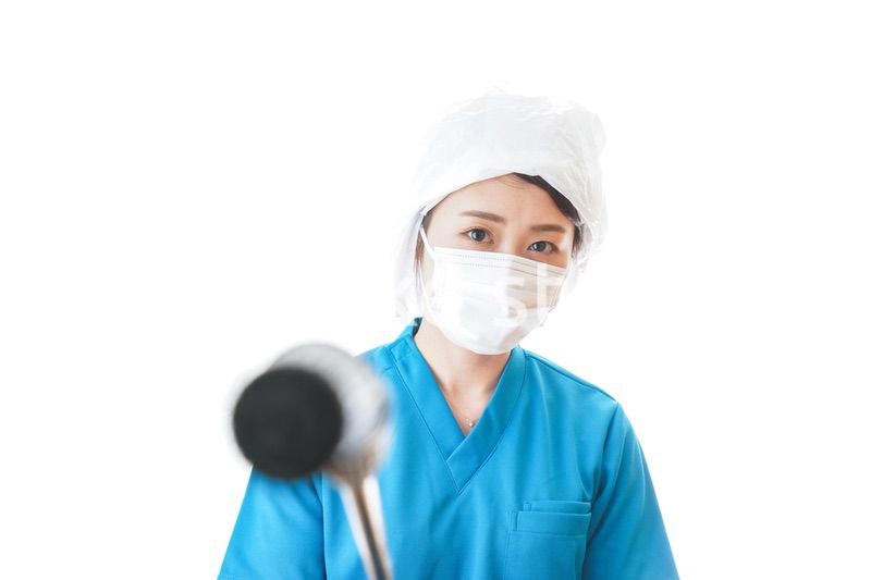 消毒作業を行う医療従事者