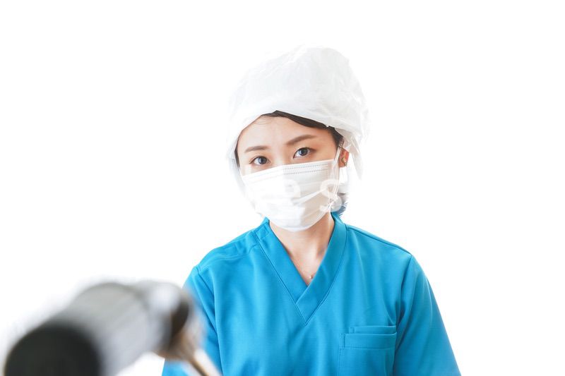 消毒作業を行う医療従事者