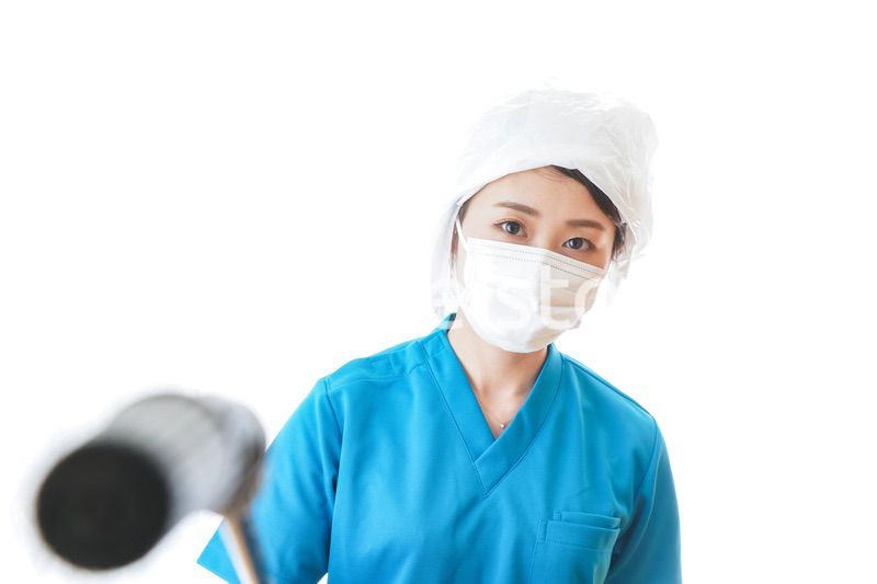 消毒作業を行う医療従事者