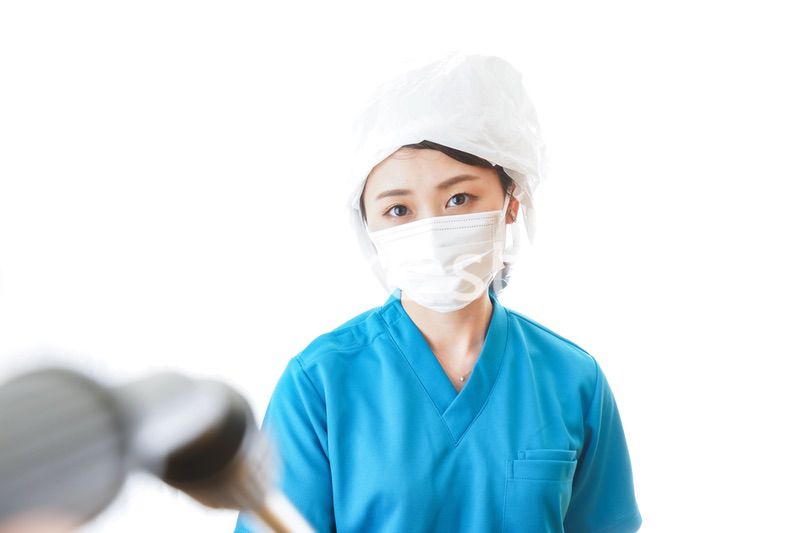 消毒作業を行う医療従事者