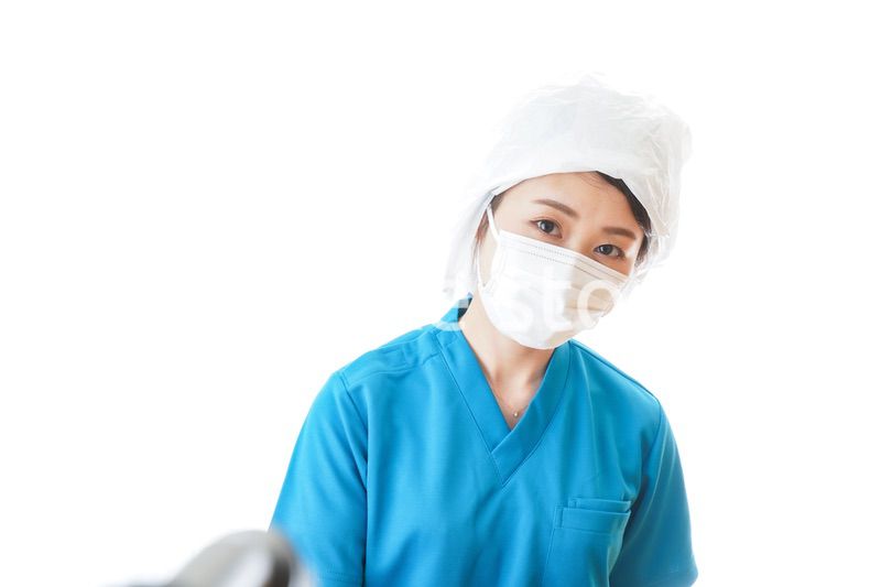 消毒作業を行う医療従事者