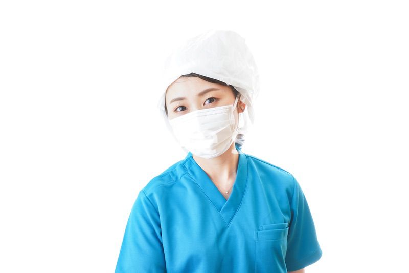 消毒作業を行う医療従事者