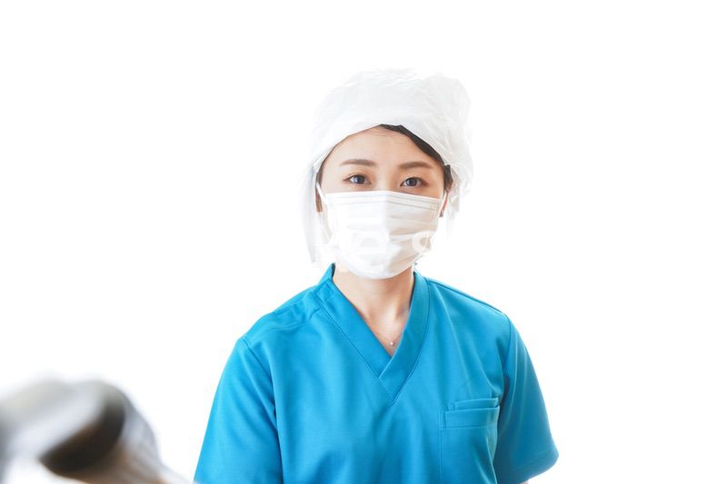 消毒作業を行う医療従事者