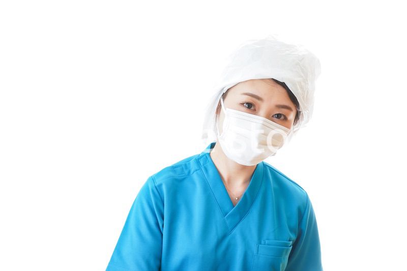 消毒作業を行う医療従事者