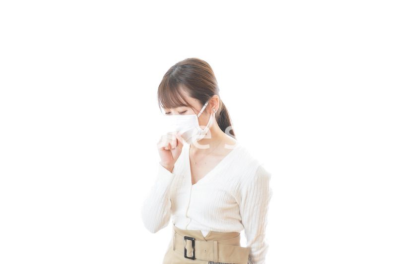 肺炎に感染した若いビジネスウーマン
