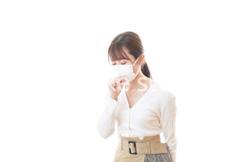 肺炎に感染した若いビジネスウーマン
