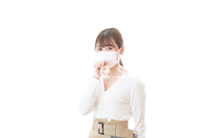 肺炎に感染した若いビジネスウーマン