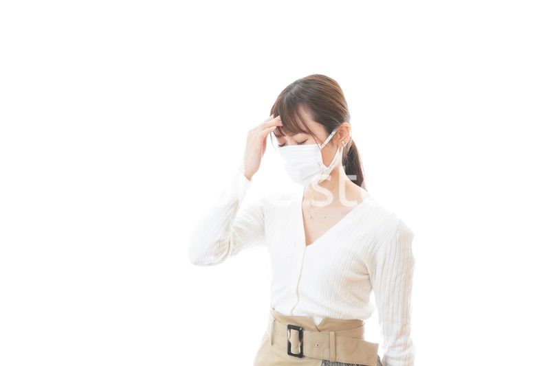 肺炎に感染した若いビジネスウーマン