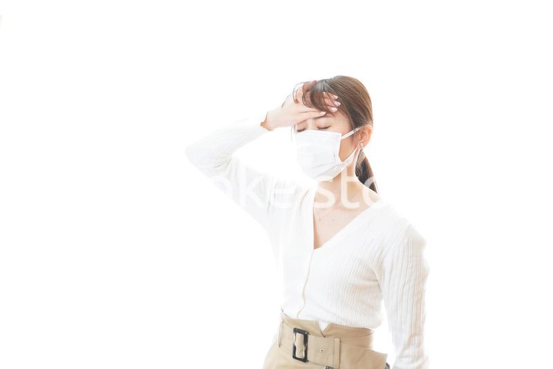 肺炎に感染した若いビジネスウーマン