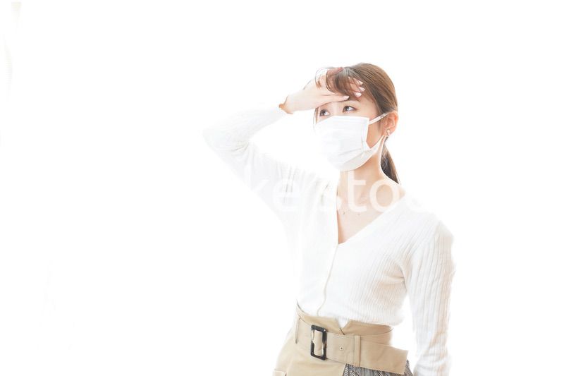 肺炎に感染した若いビジネスウーマン