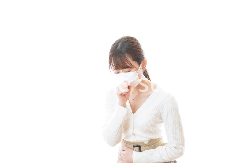 肺炎に感染した若いビジネスウーマン